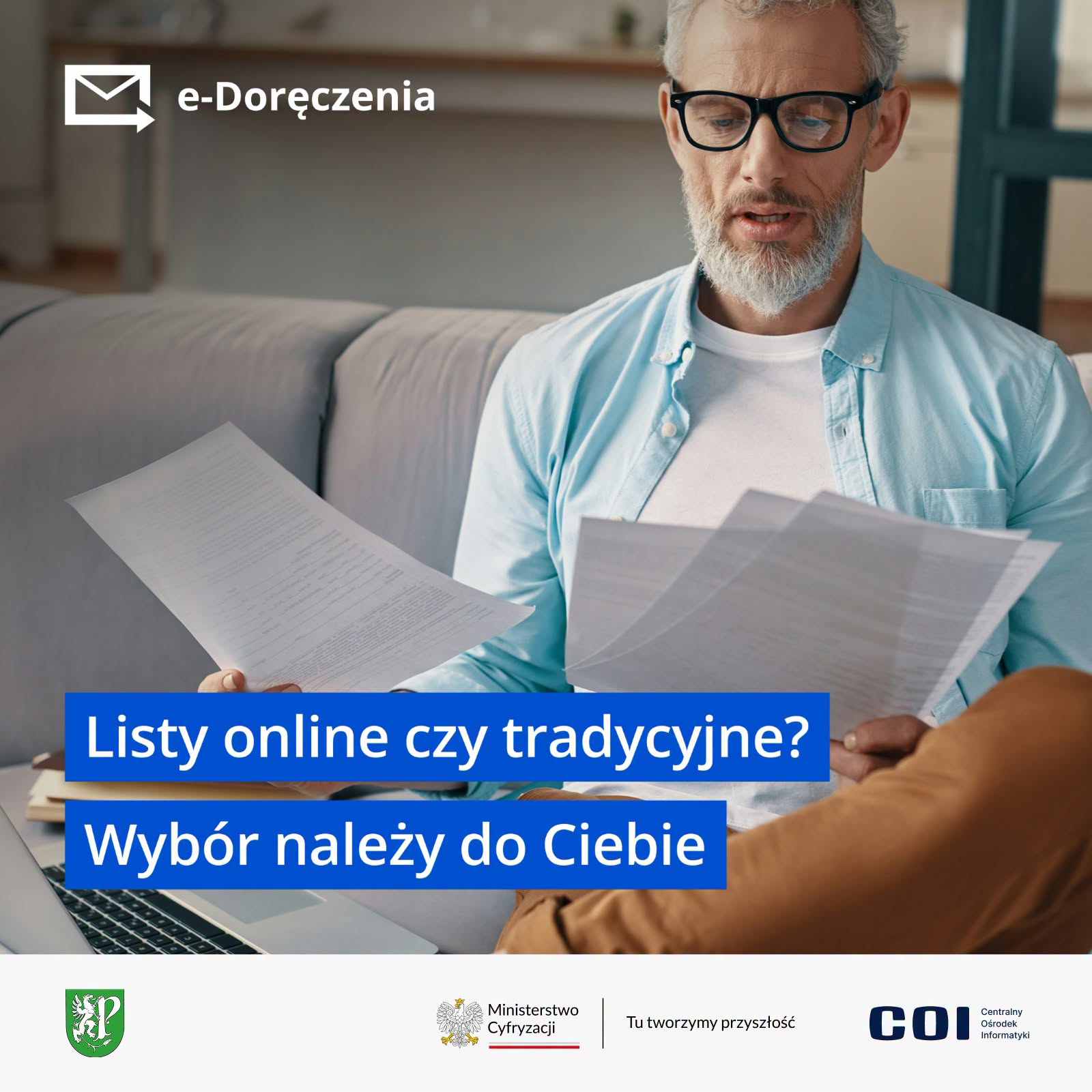 Na zdjęciu mężczyzna z&nbsp;papierami w&nbsp;ręce 