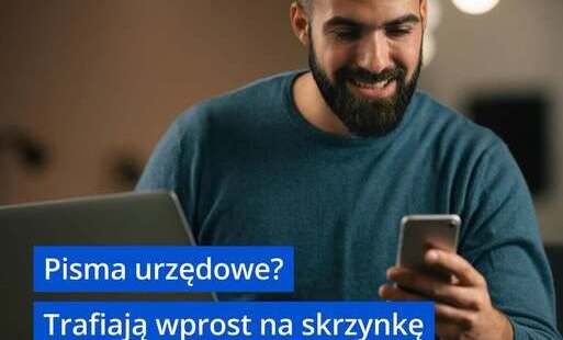 Mężczyzna z telefonem w ręku 