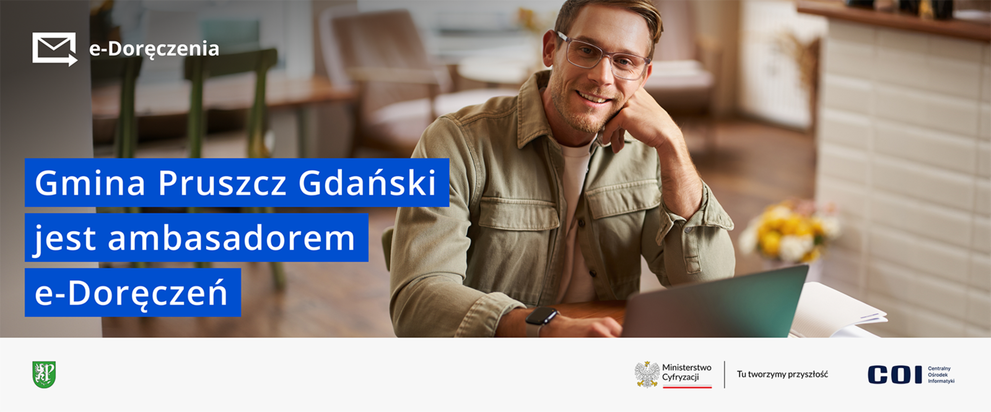 Gmina Pruszcz Gdański jest ambasadorem e-Doręczeń. Na zdjeciu uśmiechnięty młody mężczyzna w okularach.