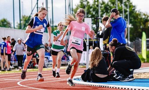 Otwarcie boiska do lekkoatletyki, na zdjęciu grupa biegaczy