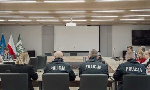 Na zdjęciu 3 Policjantów oraz Wójt Gminy na spotkaniu 